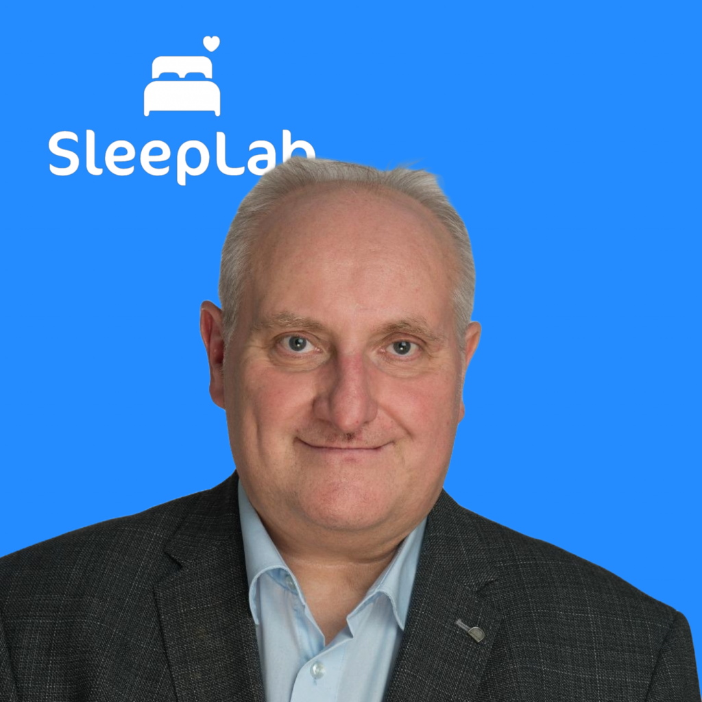 Porträt von Jens Westphal, Facharzt und Praktischer Arzt FMH, vor blauem Hintergrund mit SleepLab-Logo. Er begleitet Patientinnen und Patienten bei Schlafapnoe und anderen schlafmedizinischen Beschwerden in der Schweiz.