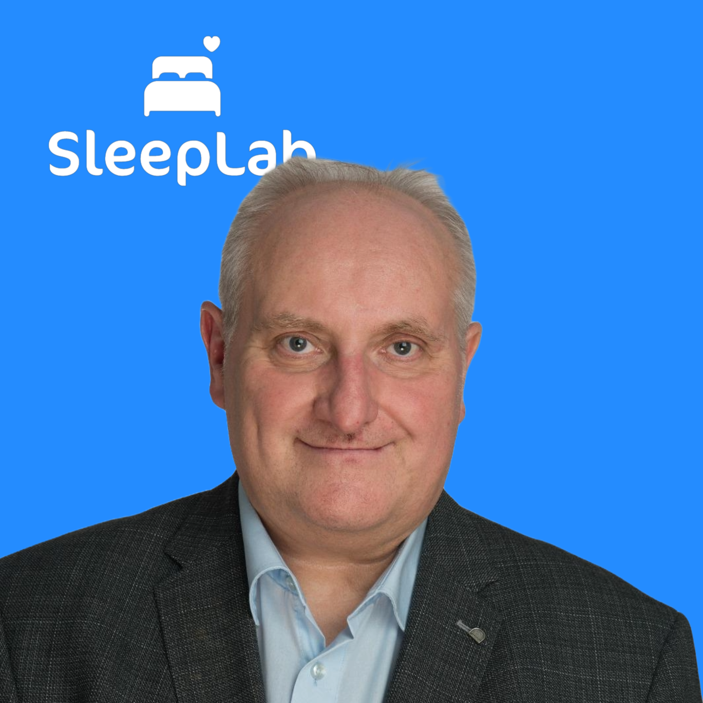 Porträt von Jens Westphal, Facharzt und Praktischer Arzt FMH, vor blauem Hintergrund mit SleepLab-Logo. Er begleitet Patientinnen und Patienten bei Schlafapnoe und anderen schlafmedizinischen Beschwerden in der Schweiz.