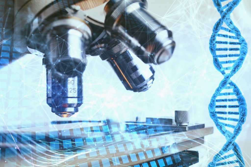 Detailaufnahme eines Mikroskops mit digitaler Darstellung einer DNA-Sequenz – Symbol für genetische Forschung und Schlafstörungen.