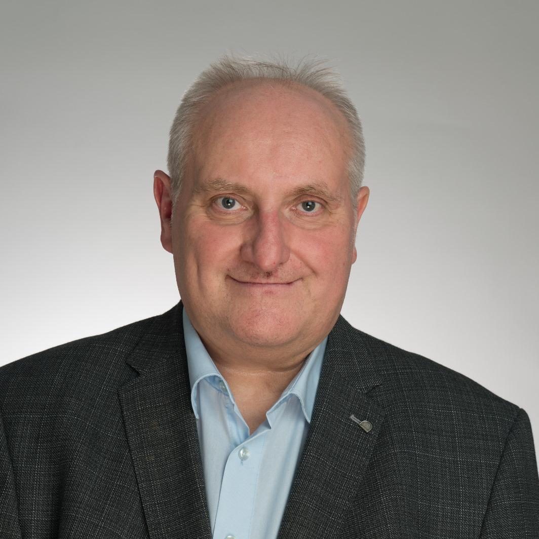 Porträt von Dr. med. Jens Westphal, Facharzt und Praktischer Arzt FMH. Er begleitet Patientinnen und Patienten bei Schlafapnoe und anderen schlafmedizinischen Beschwerden in der Schweiz.