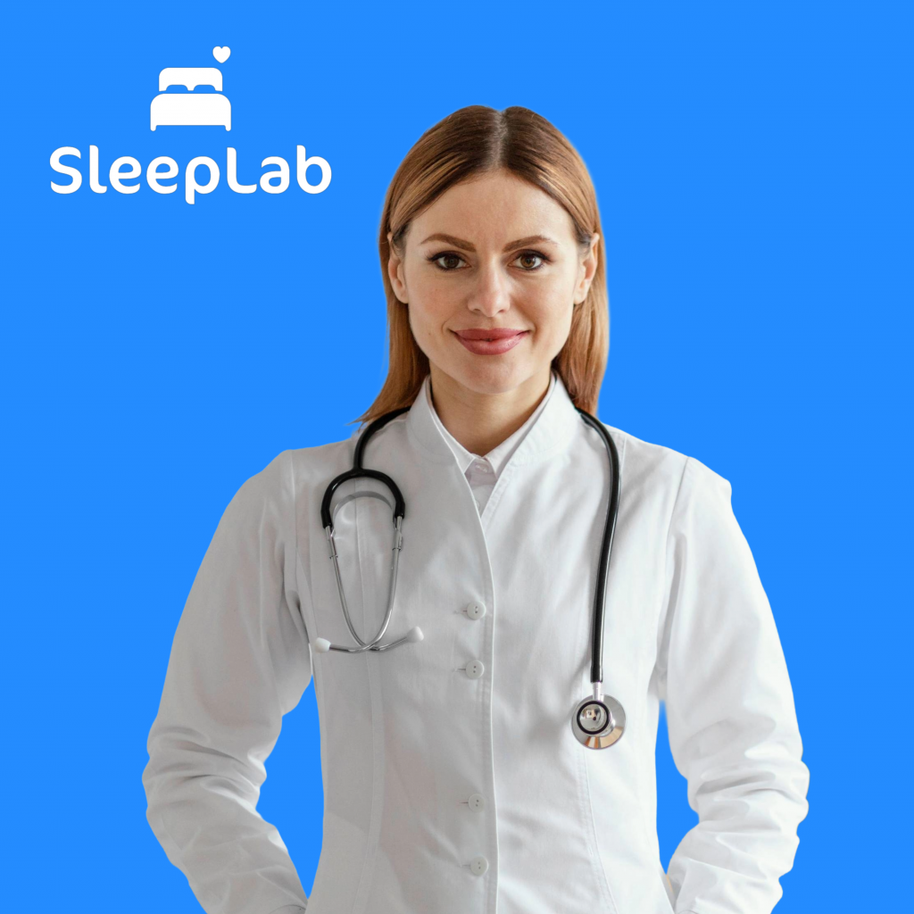 Porträt von Almedina Berisha, Assistenzärztin in der Schweiz, vor blauem Hintergrund mit SleepLab-Logo. Er begleitet Patientinnen und Patienten bei Schlafapnoe und anderen schlafmedizinischen Beschwerden in der Schweiz.