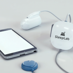 Das SleepLab Messgerät mit Sensoren und Smartphone-Anbindung für die digitale Schlafanalyse.